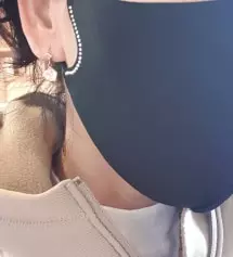 이번배송빠르네요~받자마자 착용~얼굴에 닿는느낌이 쿯해서 일단 좋았구요,항상 끼는 마