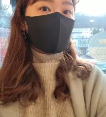 마스크도 패션이네요.
