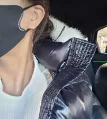 반짝 반짝 빛이나는 마스크에요~ 끈조절 할수있어 더더 좋네요~
