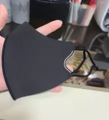 화이트는 깔끔하니 예쁘고 블랙은 스톤이 빛이나 더욱더 심플함과 화려함을 동시에 주네