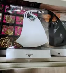 화이트는 깔끔하니 예쁘고 블랙은 스톤이 빛이나 더욱더 심플함과 화려함을 동시에 주네