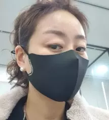 이전에 다 매진이라 큐빅은 못사고 ㄱ큐빅없는걸로 흰색 마스크를 샀어요. 이전껀 뭔기