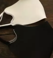 화이트가 블랙에 비해 사이즈가 좀 큰듯요...
