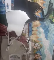 블랙과 화이트 골고루 세트로 구매했어요...^^지금은 kf94써야하니 봄 여름에 쓸수 있을