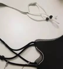 블랙바탕이라 큐백이 더 빛나요ㅎ 포인트주고 좋아요~ 코라인도 부드럽고 끈조절도 되서