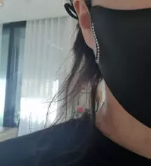 큐빅이생각보다 작네요~~디자인은 괜찮은데 원래 가위로 막 잘라서 만든듯하네요~