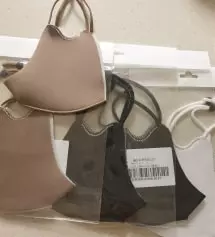 브라운 블랙 화이트 큐빅있는 거로만 샀어요...
