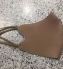 넘넘 숨쉬가다 편해요 .큐빅에 예쁘기까지 귀뒤쪽에 조절끈이았어 좋아요.화장도 잘 안