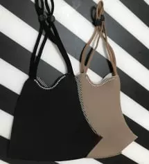 오자마자 반가움에 바로 써보니 얼굴이 시원하고 약간 큰듯한게 얼굴 잘덮어줘서 완전 