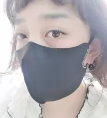 촉감 너무 좋아요~~^^  원래~~  흰색마스크는 안써서 블랙이랑 베이지만 주문했어요~^^