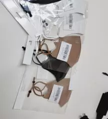 오늘 검정 착용해봤어요.스톤 붙어있어서 더 이쁘고요.살짝 냄새는 있는데 약국서 비슷