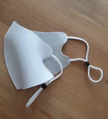 살짝 광택있는 도톰한 원단이고 마스크안쪽도 예쁘게 배색되어있어요ㆍ귀에 스트링끈으