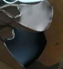 도톰한 재질이라 착용했을때 콧등 형태김이 살아있고 턱선도 예쁘게 잡아주구요
