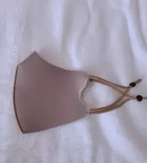 블랙.화이트는 계속 재구매해서 사용하던중 브라운칼라가 독특해서 구매해 보았습니다.