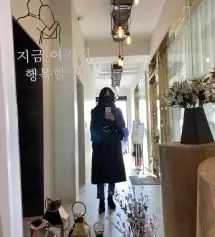 요즘 요것만 쓰고 다녀요. 패션의 완성은 쉘리모 큐빅 마스크가 되었어요.