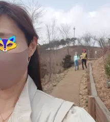 주문한지 한~참만에( 잊어먹을때쯤 ) 배송되었네요. 칙용감 편하고 멋스러워요. 색깔은