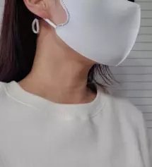 흰색이라 그냥 보면 일반 새부리형 마스크인 줄 아는데 옆머리 넘겨서 큐빅 보이면 다들