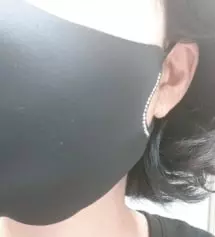 얼굴에 넉넉히 잘 맞고 숨쉬기 편해요.냄새는 나지 않고요.큐빅이 있어서 고급 스러워 