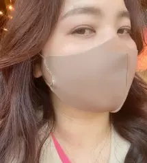 착용하면 일단 이 컬러 얼굴을 깨끗해보이도록 만드네요.
