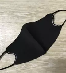 블랙에 큐빅이라...
