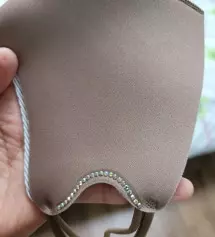 브라운색상 흔하지않으며 고급스럽고 예뻐요.끈조절도 되어서 편리합니다.