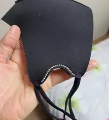 블랙에 큐빅 너무 고급스럽고 마음에 들어요..끈조절까지 되니 편리하고 귀도 아프지 않