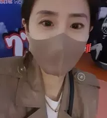 예쁘네요 어머님한테도 선물했어요 남편이 이쁘다고하네요 숨쉬기도 편하고 가성비좋아