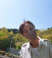 이뻐요 아주세련된 브라운입니다 남편은 무지로 아들도 무지로 주문하고 저는 큐빅을 주