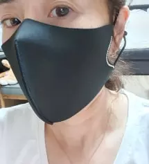 깔끔하고 예쁘네요 블랙색상에 큐빅이 들어가니 더 고급지고 얼굴이 더 화사해보이네요