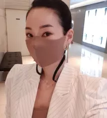 브라운 색깔이 이옷저옷 다 무난하게 얼굴을 살려주는듯해서 마니구입했어요ㅎㅎ 리포브