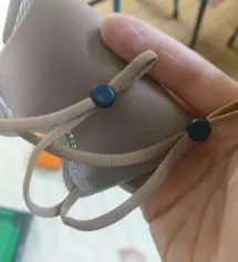 끈 조절할 수 있어서 좋네요. 베이지가 생각보다 진한편인거 같아요. 편해서 자주쓰게 