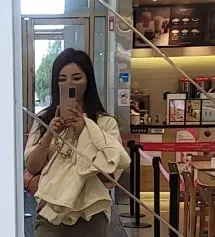 의상 코디에  맞게 마스크 착용 아이보리 베이지코디에 브라운색 마스크 전 개인적으로