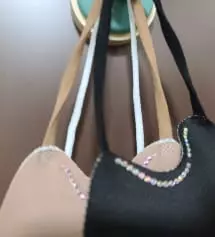 블랙이 손이 많이 가요 베이지 화이트도 있는데 편하고 무난해서 제일많이 쓰고 다니는