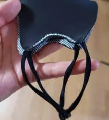 마스크 끈조절할수있어 귀가 아프지 않으며 무난하지 않으며 큐빅이 있으니 세련되어보