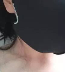 큐빅 고민했는데 왠지 튈거같아서 좀 고민이긴한데 칙칙해보일수있는 얼굴을 밝게할수 