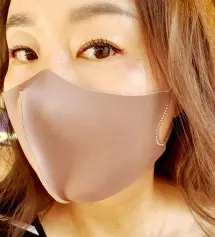 가볍고 촉감이 시원합니다.무엇보다 크기조절이 되니 편리하구요.결혼식있어서 급하게 