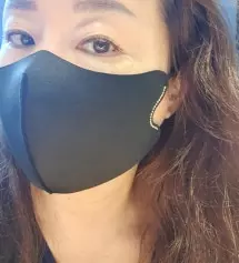 코부분이 버선코같이 생겨서 코가 높아보인다는 소리들었어요.감촉이 시원하고 가볍고.