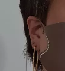 검정하고 두개 구매했는데 쓰자마자 너무 예쁘다했는데 좀 이상한 냄새가 나요. 