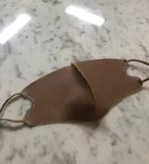 가볍고 스타일 살려주는 마스크네요.
