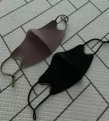 블랙 브라운 두개구입후 번갈아 쓰고있어요 소재는 약국에 파는것보단 좋아요 디자인도