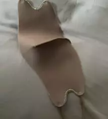 마스크 이쁘긴한데 빨아도 냄새가 심해서 머리아파 못쓰고 있어요