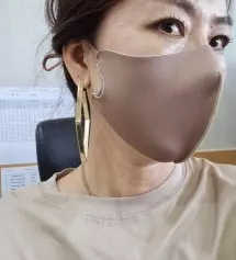처음엔 큐빅이 부담스러워서 큐빅이 없는 검정색을 구입해서 써보고 어머나~??? 일반 마