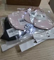 불랙으정말어떤 옷에도 코디가잘되요 숨쉬기도편하고 디자인도 너무이뻐요  저번에 구매