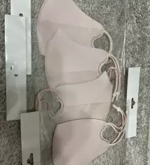 검정 흰색 번갈아 가며 잘 쓰고 다녀서 새로운 핑크도  구매했어요~색상 너무 이뻐요 
