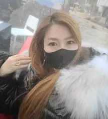 블랙은 무조건소장가치있네요 옆라인의 보석이얼굴선을 예쁘고 고급스러운이미지로 만들