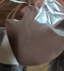 아직 착용전. 색깔이 너무 고급집니다. 끈조절되고, 큐빅도 포인트되고 이뻐요!