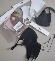 주변에서 마스크 예쁘단 소리 많이 들었습니다~~우선 사이즈 조정 가능한 점이 좋구요~