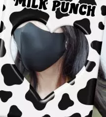 저에겐 좀 크지만 편하게 줄일수 있게 스트랩 처리되어 있어 좋아요
