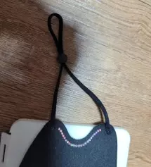 크기도 딱 좋고 상황에 따라 귀에 거는 끈 조정을 할수 있어서 편리해요.옆모습은 큐빅