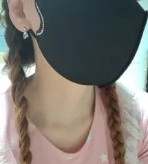 크기도 딱 좋고 상황에 따라 귀에 거는 끈 조정을 할수 있어서 편리해요.옆모습은 큐빅